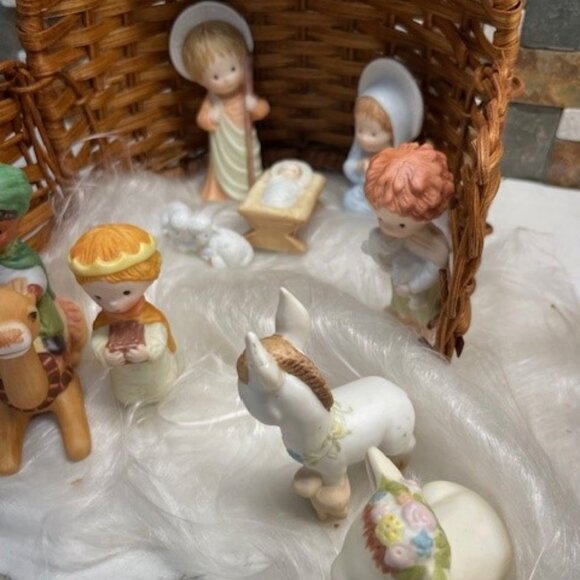 HALLMARK Nativity - Vintage 1981/1982 Collectors set. MINT CONDITION - Picture 3 of 5